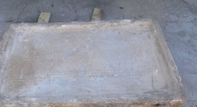 Археолози откриха плоча на 1900 години в Хисаря
кадър:БНТ