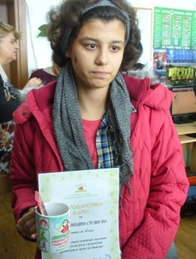 Най-напред достойната Мария получи поздравителен адрес от Спортното училище в Стара Загора, където учи. Снимка: Ваньо Стоилов