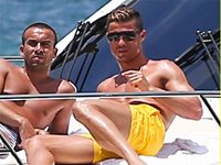 Кристиано Роналдо пръска сексапил на яхта