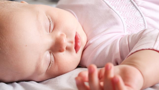 Полезна ли е напълно стерилната среда при отглеждане на бебе?