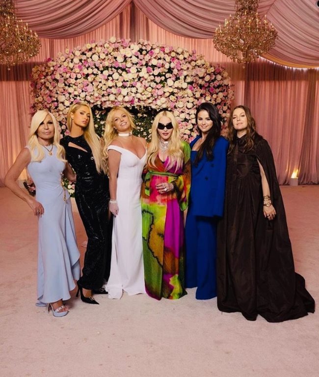Обща снимка с булката Бритни Спиърс – Донатела Версаче, Парис Хилтън, Мадона, Селена Гомес, Дрю Баримор (от ляво надясно) СНИМКИ: Инстаграм на Мадона и Бритни Спиърс