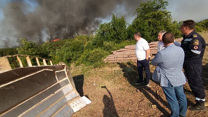 Министър Иванов при пожарникарите и горските служители, които гасят огъня при Калугерово.