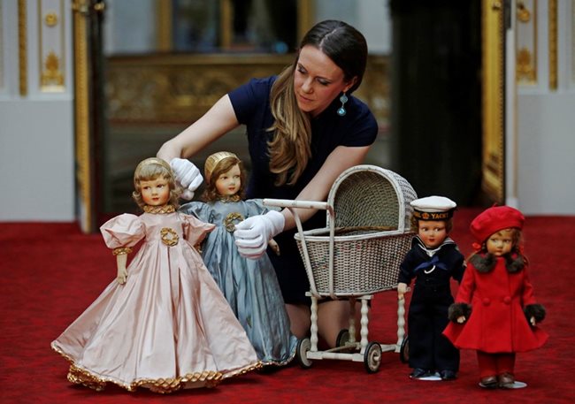 Любимите кукли на Елизабет Втора и плетената количка, която тя бутала на 2-годишна възраст.