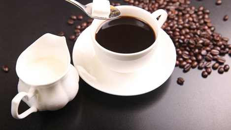 Храни и напитки, по-ободряващи от кафето