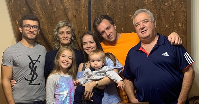 Фамилията в Египет - Паулина и Илия с децата си Денис, Паола и Стилияна, съпругът на голямата им дъщеря - Данил, и внучето Лиам в ръцете на Паола.