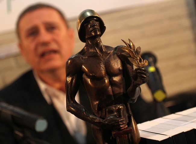 Милен Миланов - председател на академията, с прочутата статуетка, която ще бъде връчена за 28 път.