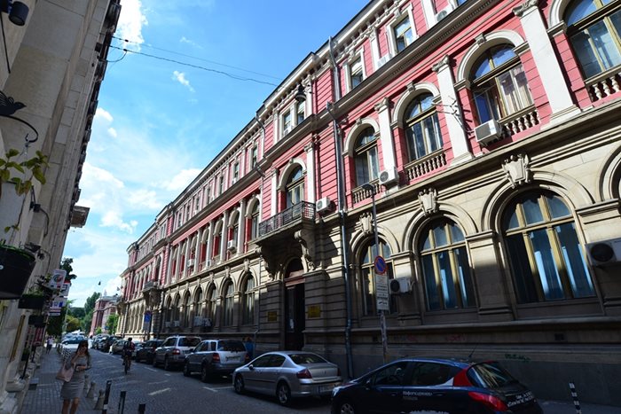 Култовата сграда на БДЖ, която 10 години е била и на правителството, сега е обявена за продан.