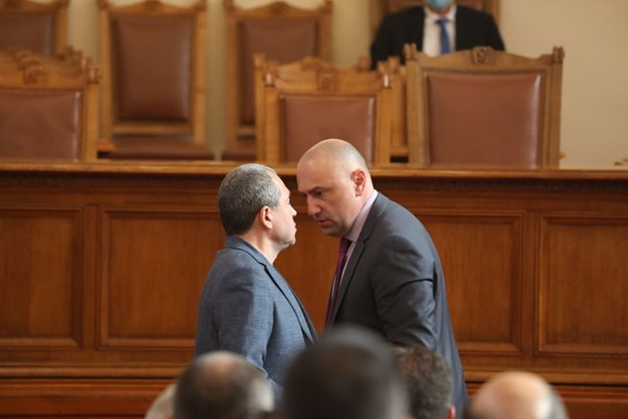 Тошко Йорданов и шефът на финансовата комисия Любомир Каримански се сменят пред трибуната за изказване, но междувременно разменят и по няколко думи.
