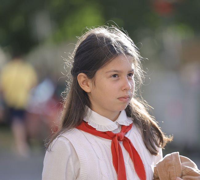 Дъщерята на Алекс Сърчаджиева е сензитивна и дисциплинирана на снимките на “Игра на доверие”, докато нейният родител е бил палав и своенравен за “Васко да Гама от село Рупча”