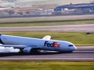Товарен самолет се приземи "по корем" на летището в Истанбул след повреда на колесника (Видео)