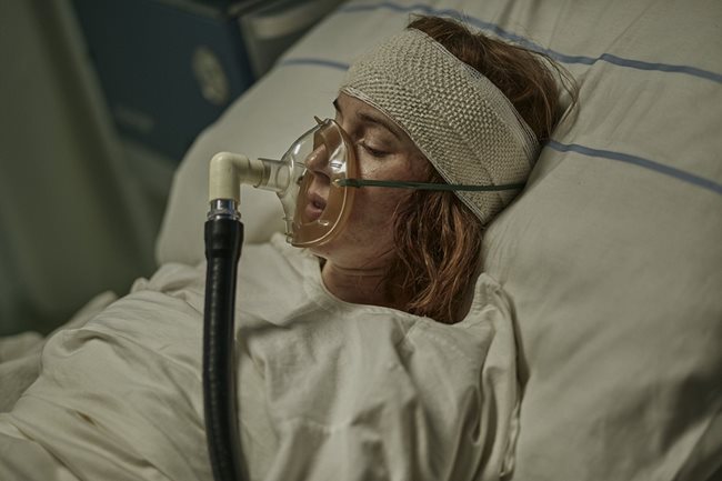 Кадър от първия епизод, в който Мари е в болница заради катастрофа