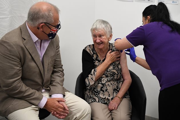 Австралийският премиер Скот Морисън присъства на ваксинацията на възрастна жена в Сидни - първата инжекция в страната. Австралия закъсня с имунизационната си кампания срещу COVID-19, която започна в неделя.