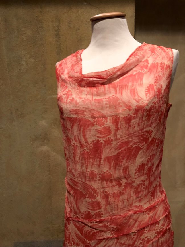 Десенът на тази рокля е вдъхновен от графика на японския художник Хокусай.