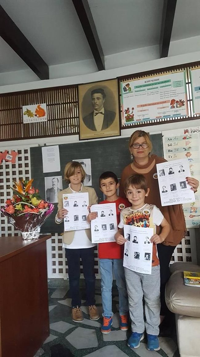 Царският внук Симеон-Хасан по време на открития урок за Деня на народните будители в българското училище в Рабат. СНИМКА: ФЕЙСБУК