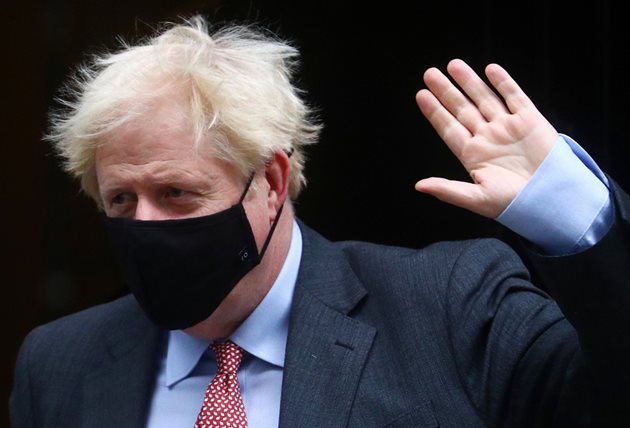 Премиерът Борис Джонсън се движи с маска.