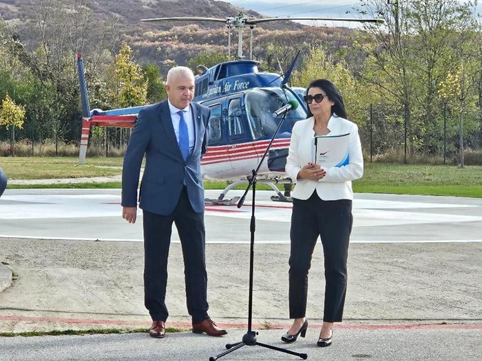 Главният директор на ГД „Гражданска въздухоплавателна администрация" Анелия Маринова връчи удостоверението за експлоатационна годност на летището.