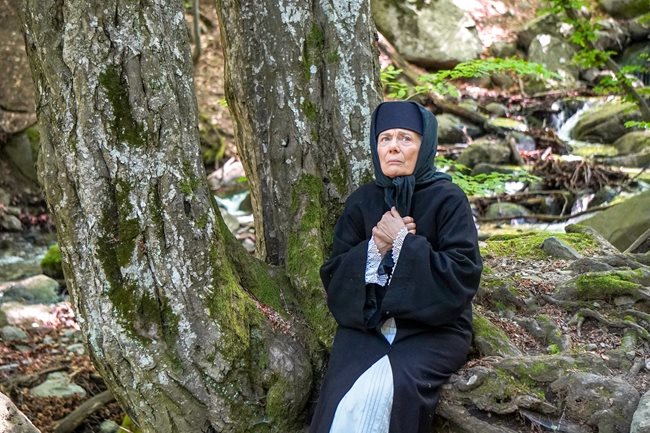 В ролята на Гина Кунчева е актрисата Меглена Kараламбова.