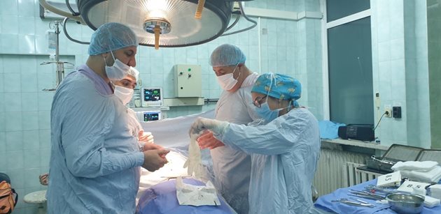 Д-р Георгиев (вдясно) и асистентите му се подготвят за операцията. СНИМКИ: АРХИВ НА ХИРУРГА