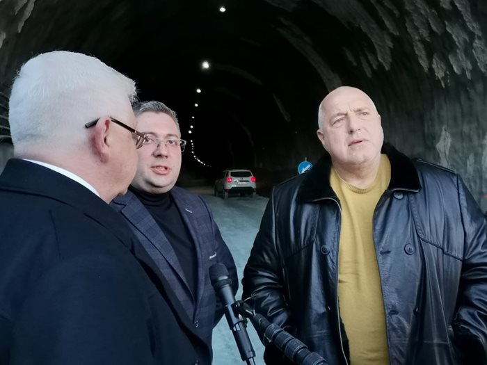 При тунел "Железница" с Бойко Борисов са финансовият министър Кирил Ананиев и зам.-министър Николай Нанков.