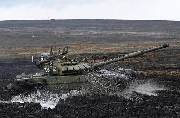 Руски танк участва във военни учения в Ростовска област.

СНИМКА: РОЙТЕРС