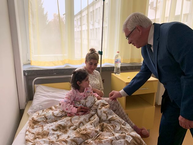 Министър Ананиев посети малките пациенти