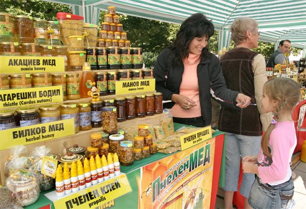 Бъдете предпазливи, когато купувате пчелен клей от пазарите, има и ментета.