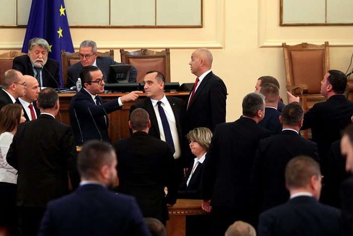 За да охлади страстите между депутатите от “Възраждане” и БСП председателят на парламента Вежди Рашидов даде 15-минутна почивка.