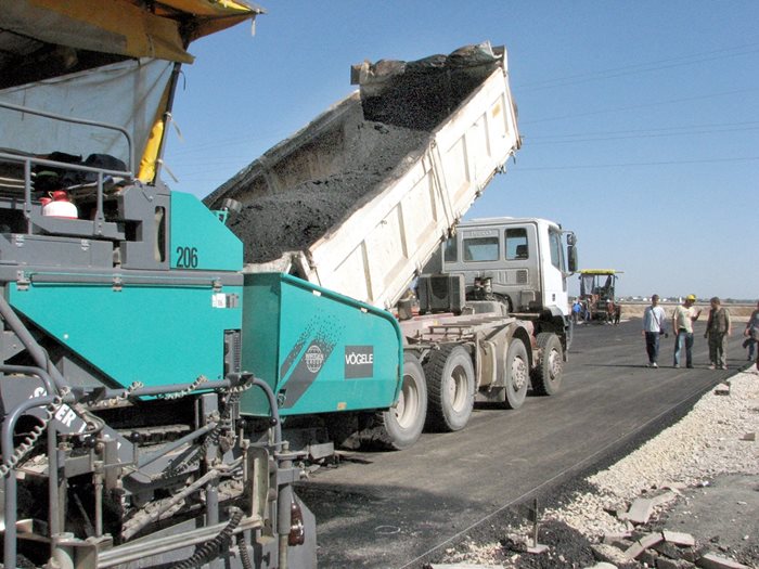 Преди 13 г. строителите на магистрала “Тракия” отчетоха, че полагат на час по 200 тона асфалт.