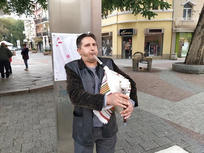 Славчо Чернев всеки ден надува гайдата на най-централното място в Пловдив.
