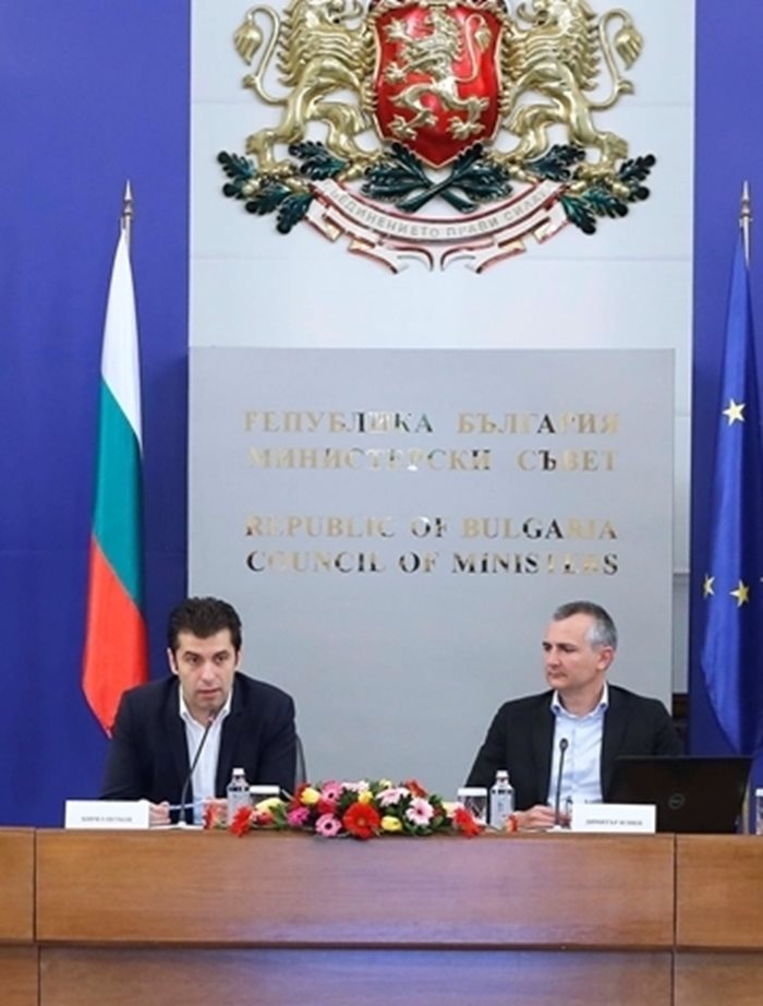 Кирил Петков представи в понеделник новия си съветник Димитър Илиев (до премиера вдясно). 
