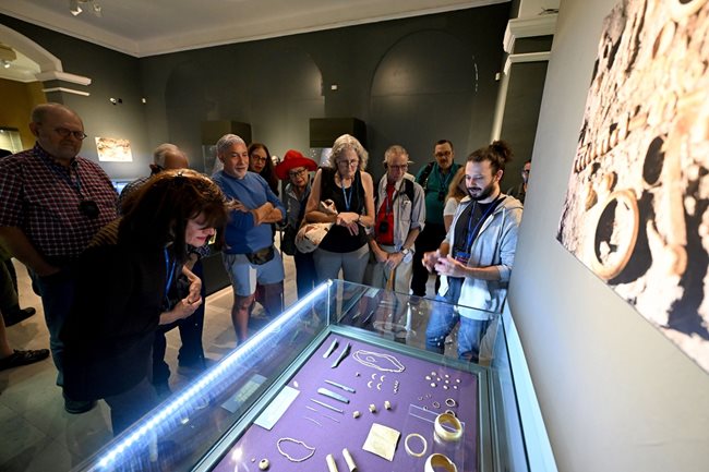Американски туристи дойдоха да видят Варненското златно съкровище