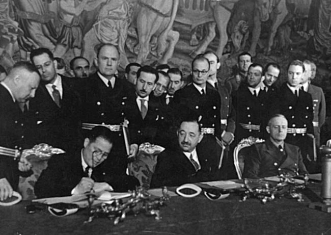 1941 г. Богдан Филов (в средата) подписва Тристранния пакт и слага край на неутралитета на България