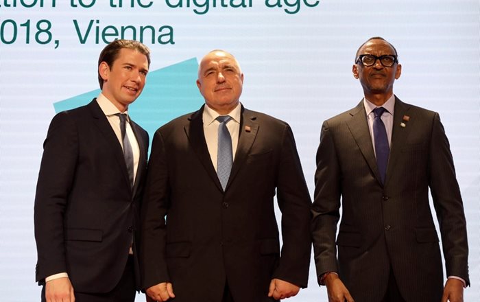 Борисов с канцлера на Австрия Себастиян Курц, от президента на Руанда и председател на Африканския съюз Пол Кагаме СНИМКИ: Фейсбук/Бойко Борисов