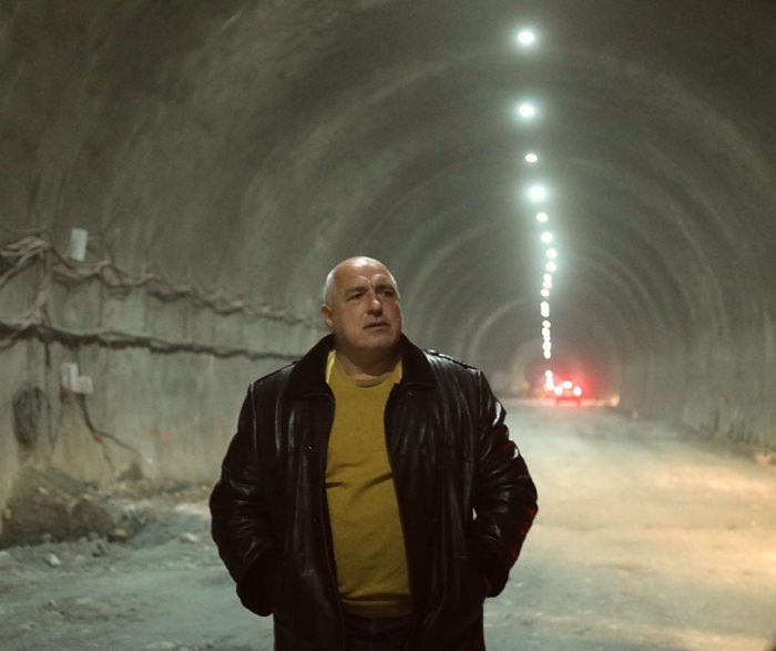 Бойко Борисов в тунел "Железница" Снимки: МС