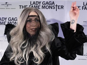 Тоалети и аксесоари на Lady GaGa на търг