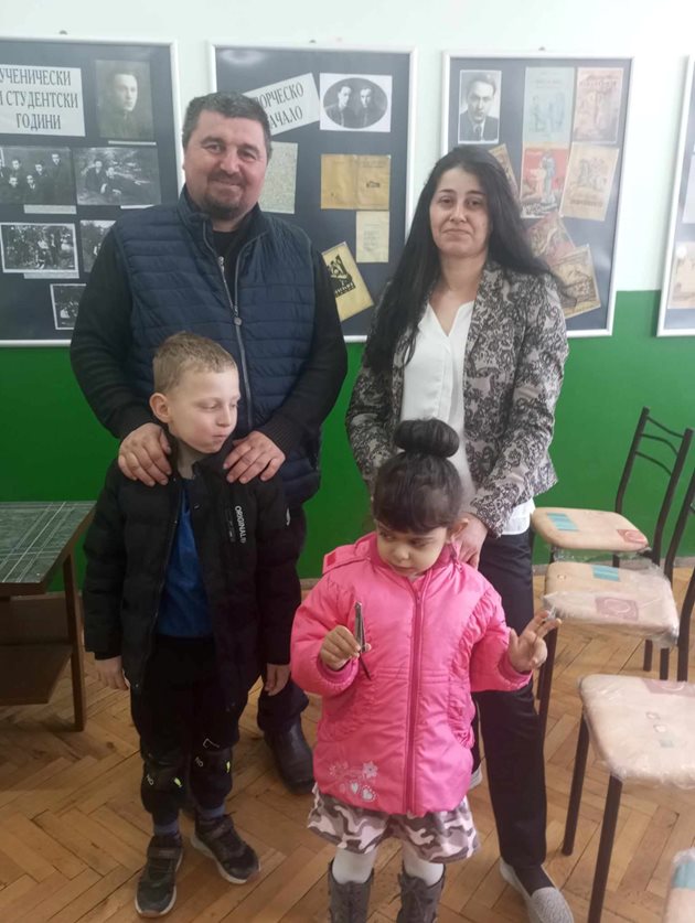 Мирослав и Деница с родителите си по време на връчването на дерението