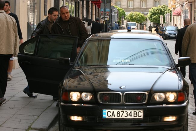 Борисов сяда на пътническото място на служебното BMW 5-а серия, ползвано преди повече от десет години.