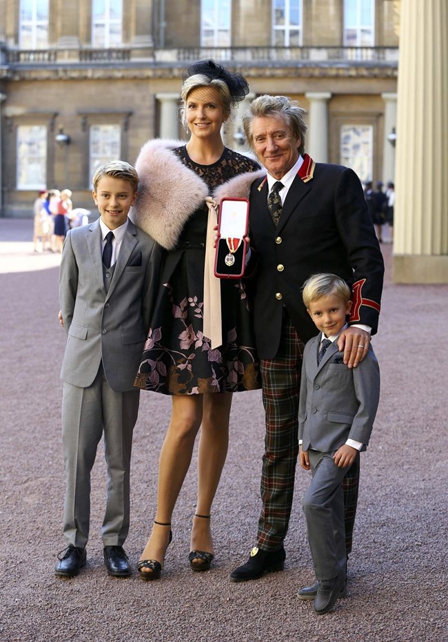Род Сюарт излиза от Бъкингамския дворец заедно със съпругата си Пени и синовете Алистър и Ейдън, след като е получил рицарско звание от принц Уилям.  СНИМКИ: РОЙТЕРС