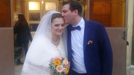 Младоженците, които предизвикаха фурор пред урните, се запознали във Facebook