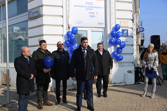Кметът на Русе Пламен Стоилов и гостуващите в града евродепутати от ГЕРБ Андрей Новаков и Емил Радев, които откриха свой офис в града.
