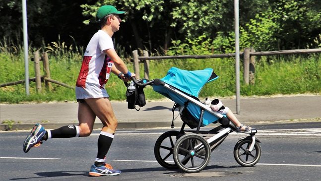 Защо да бягате с бебешка количка за джогинг