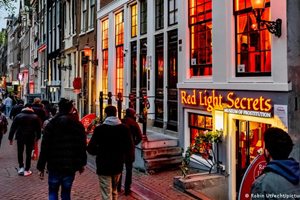 "Червените фенери" в Амстердам са магнит за туристите. Снимки "Дойче веле"