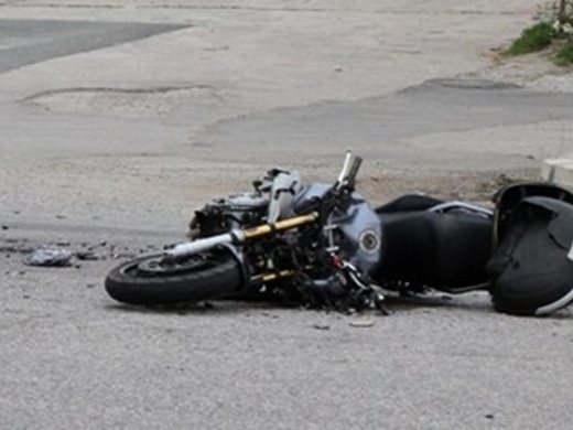 Моторист катастрофира пред Онкологията в София, блокира движението