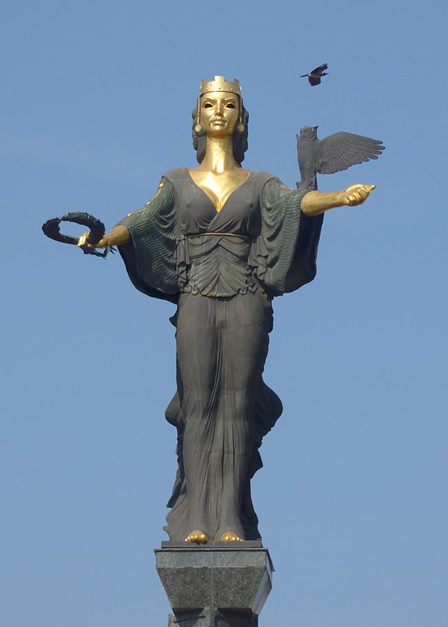 24-метровата статуя на света София