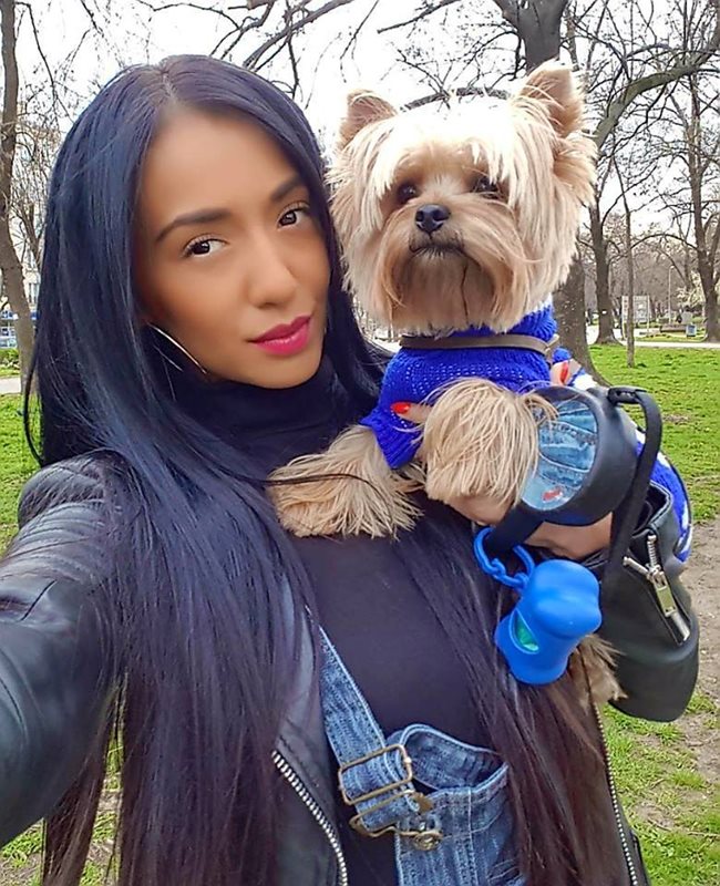 Ани Хуанг с нейното куче СНИМКА: ФЕЙСБУК
