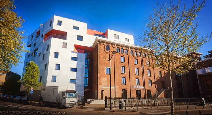 Хотелът, в който се намира учебният център, е първата пасивна сграда в Брюксел