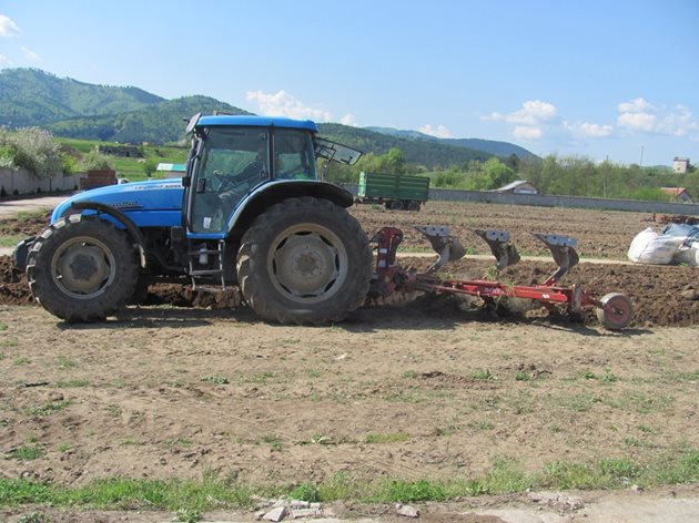 В картофопроизводството все още орните технологии са водещи. Трактор прокарва първите бразди в ново картофено поле.