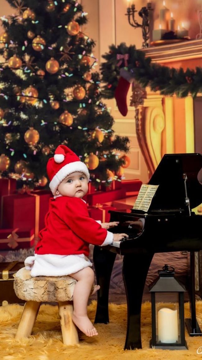 Нефес Муса, на 1 година, от Кърджали чака дядо Коледа, а междувременно прави първите си опити в музиката.
