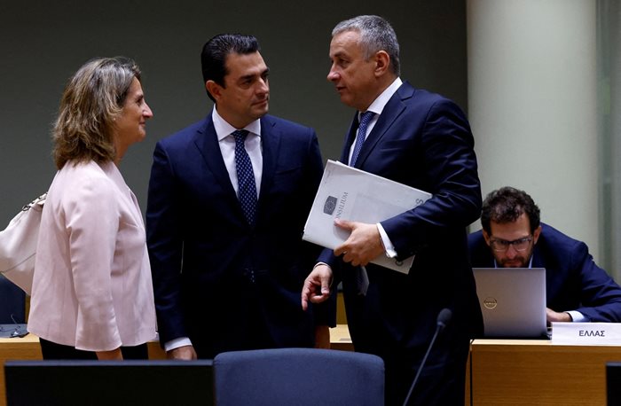 Гръцкият министър на енергетиката Костас Скрекас (в средата) СНИМКА: Ройтерс