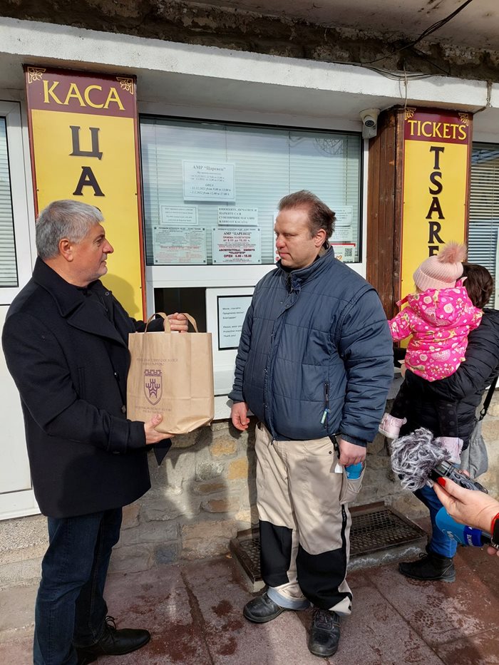 Иван Църов посреща с подаръци първият турист на Царевец за 2022 г.

Снимка: РИМ - Велико Търново